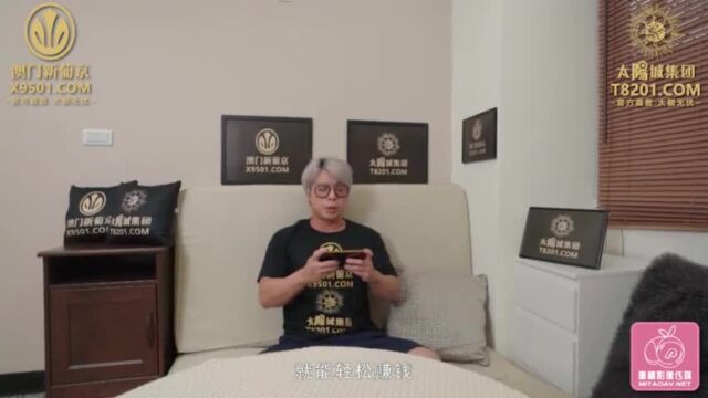 Chị em cùng học đan len thử sợi chỉ quấn quanh cơ thể