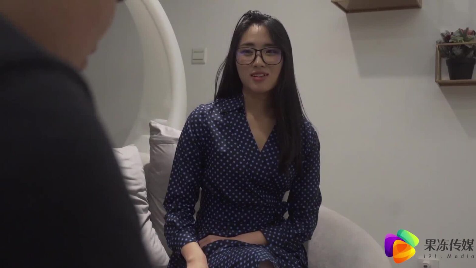 Em gái kế bị anh trai dụ chơi trò thử mật ong nguyên chất