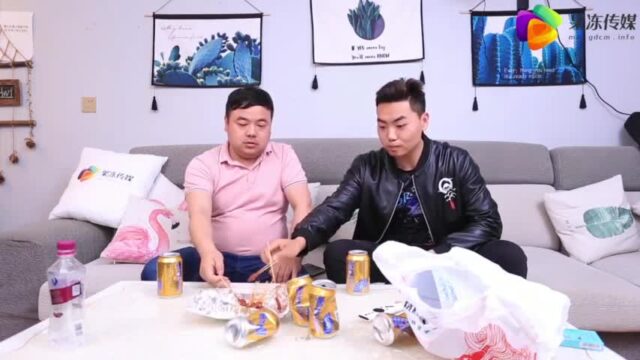 Em nhân viên quán trà thảo mộc thử vị đắng ngọt cùng khách