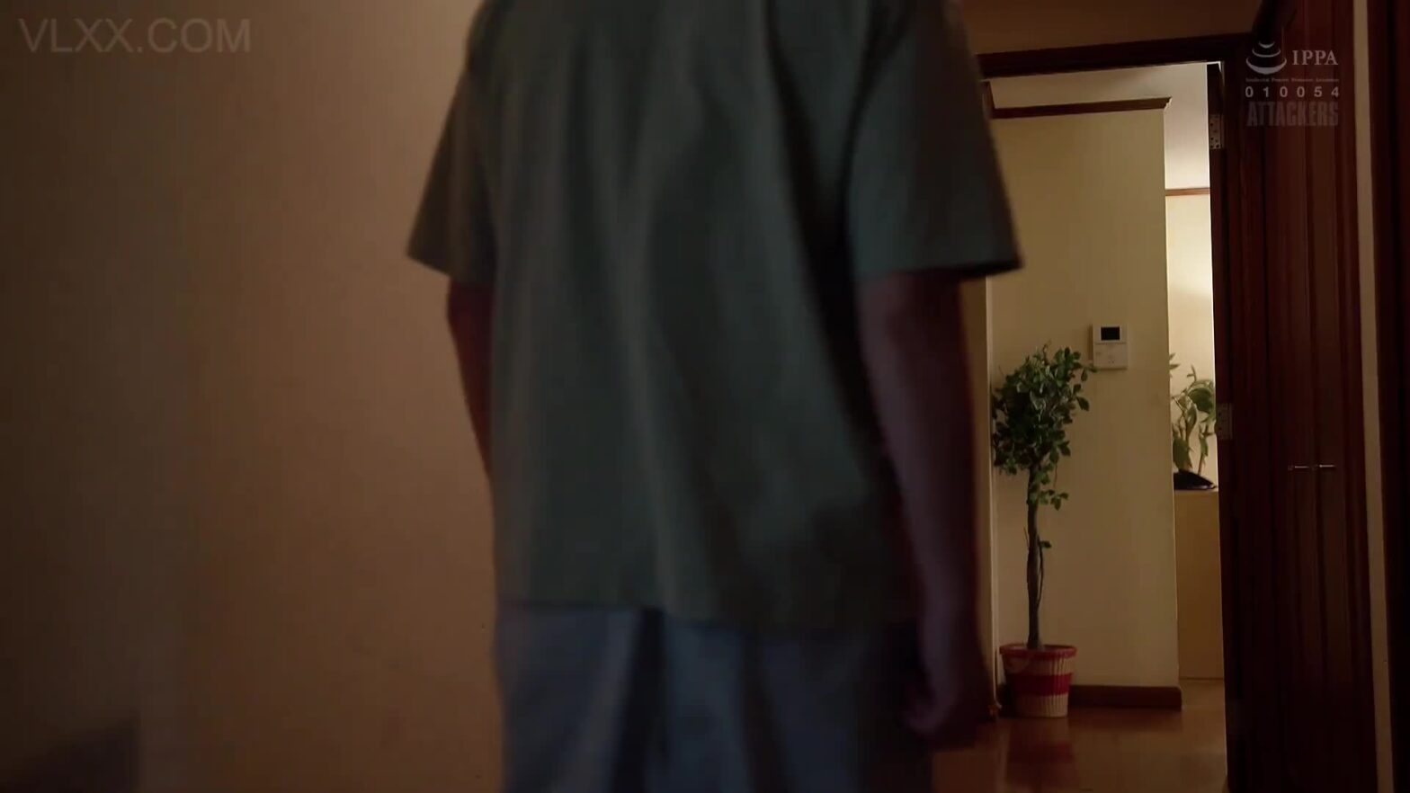 Em nhân viên cosplay elf phục vụ ông chủ trong tiệc fantasy công ty