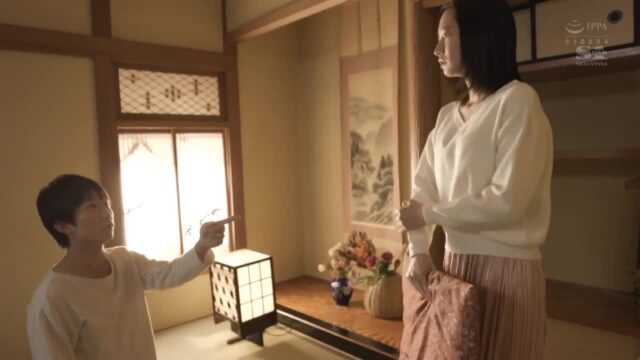 Nữ Nhân Viên Tiệm Sửa Laptop Bị Khách Đụ Trên Bàn Làm Việc Khi Sửa Máy